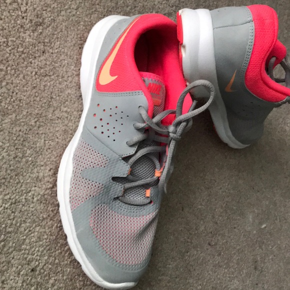 Nike tennis shoes - Picture 2 of 4